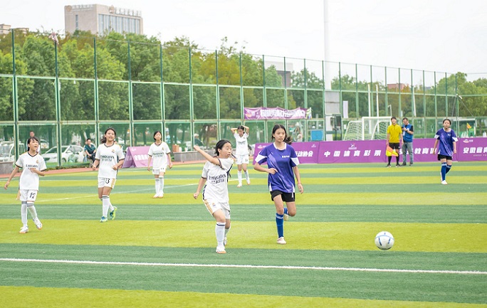 绿茵场上青春飞扬