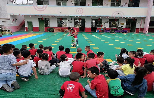 附件1：古饶镇秦楼村微型消防站消防队员在演示灭火器的使用方法.jpg