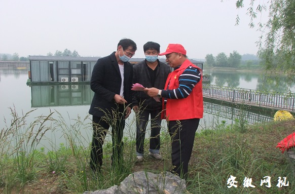 附件4：古饶镇文化站志愿者在讲解旅游安全常识.JPG