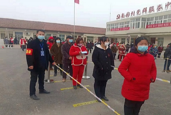 附件2：志愿者在现场提供服务.jpg