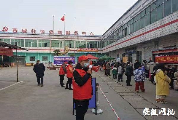 志愿者提醒保持一米距离.jpg