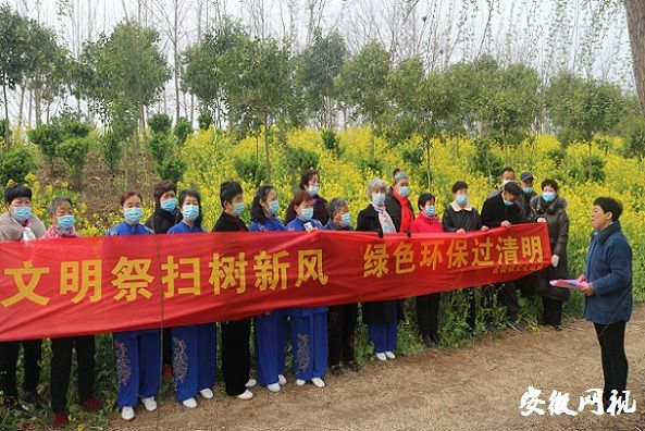附件1：面对面引导居民绿色环保过清明。.JPG