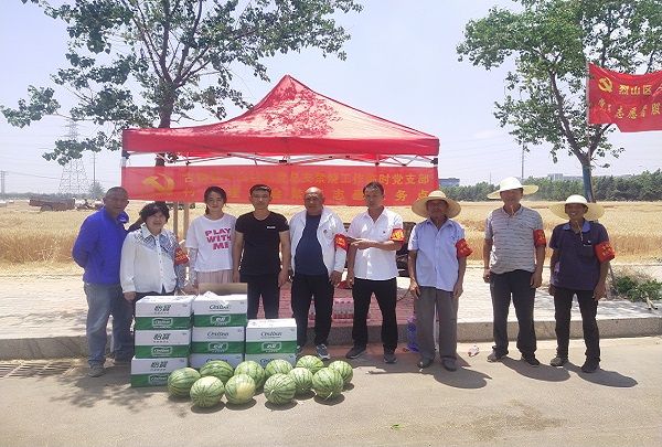 附件1：古饶镇平山社区代长松（图右四）为禁烧送清凉现场 。.jpg