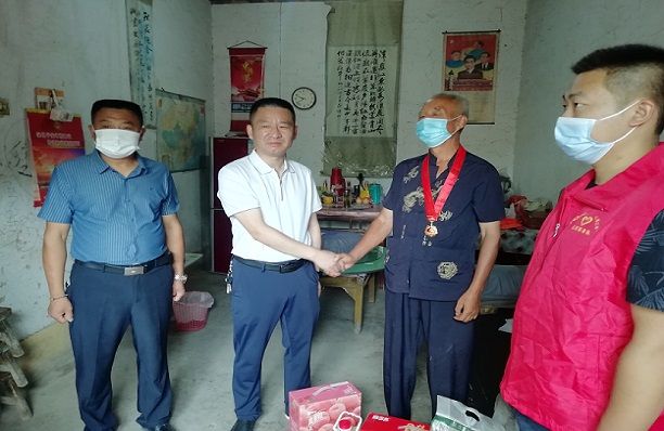 七一慰问老战士.jpg