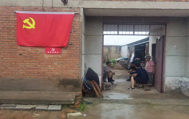附件2：在古饶镇半峭社区苗楼自然庄“党员说事点”，社区环境卫生问题现场议事。.jpg